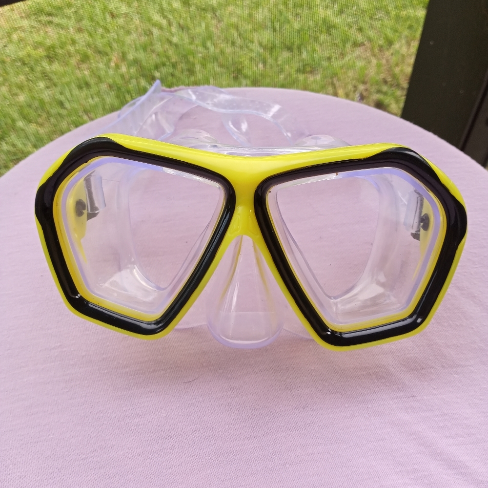 Swimming goggles